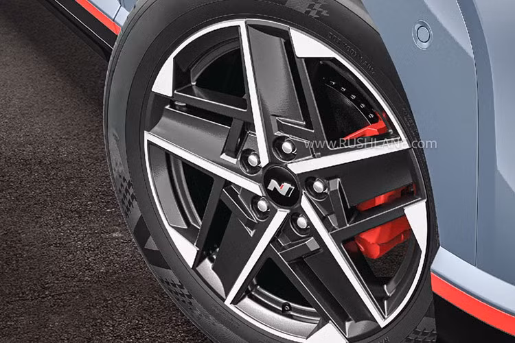 Dưới nắp ca-pô, mẫu xe SUV cỡ nhỏ Hyundai Venue N Line 2026 tiếp tục sử dụng động cơ tăng áp 1.0L cho công suất 118 mã lực và mô-men xoắn 172 Nm, đi kèm hộp số sàn 6 cấp hoặc tự động ly hợp kép 7 cấp.