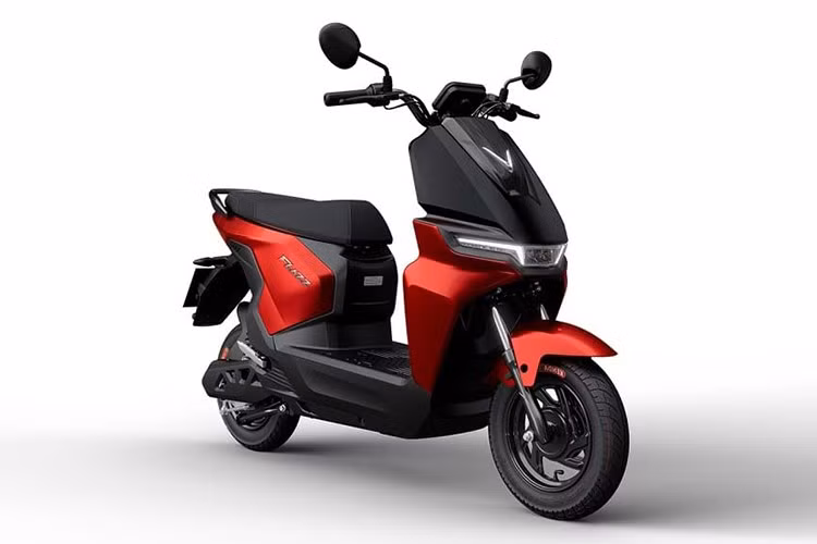 Được thiết kế với phong cách cứng cáp, mạnh mẽ hơn, VinFast Flazz gây ấn tượng bằng những đường cắt xẻ táo bạo ở cụm đèn và mặt nạ trước, cùng những đường gân chạy dọc thân xe. Với mức giá 16 triệu đồng, VinFast Flazz phù hợp với những khách hàng trẻ trung, năng động và cá tính.