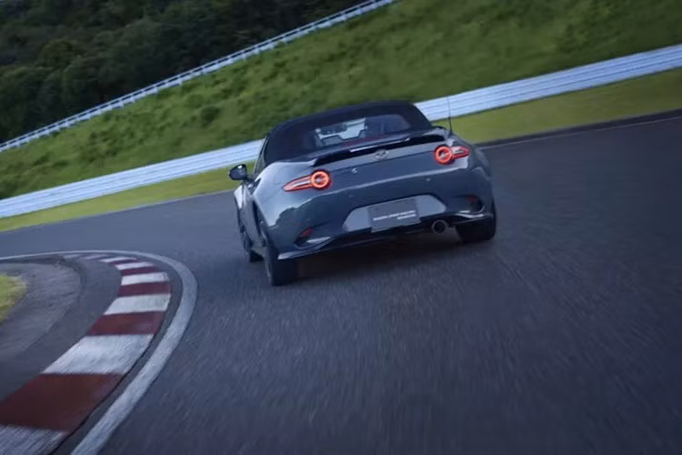 Tại Nhật Bản, Mazda MX-5 Spirit Racing Roadster bản tiêu chuẩn có giá khởi điểm 5,265 triệu yen (khoảng 34.400 USD quy đổi 905 triệu đồng) với tổng cộng 2.200 xe được sản xuất.