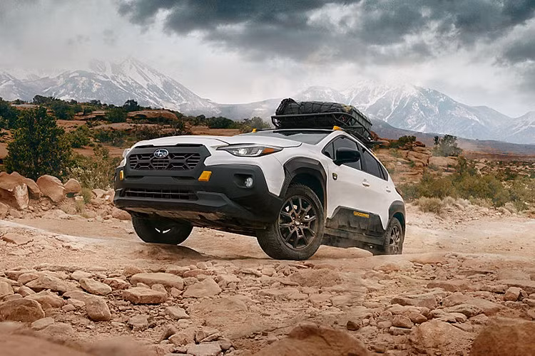 Subaru Crosstrek Wilderness 2026 mới vừa ra mắt tại thị trường nội địa Nhật Bản. Đây là mẫu xe sản xuất thương mại đầu tiên tại Nhật mang tên gọi Wilderness và khác biệt khá nhiều so với bản đang bán tại Bắc Mỹ.