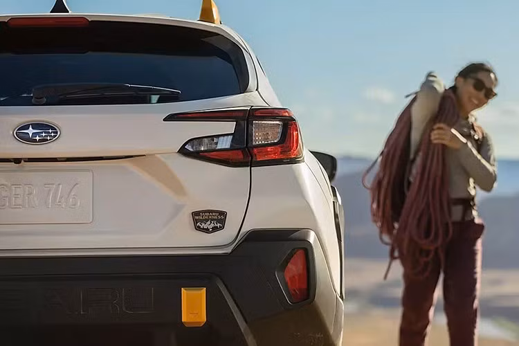 Subaru Crosstrek Wilderness tại Nhật chỉ được sản xuất giới hạn 500 chiếc. Xe có một số thay đổi ngoại hình như nước sơn Deco-Boco Black phủ lên gương, ốp hông và bậc chở hàng...
