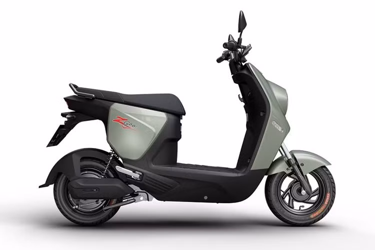 Chiều cao yên 760 mm phù hợp với thể trạng chung của người Việt. Trọng lượng xe chỉ khoảng 72 kg, giúp chủ xe dễ dàng điều khiển, xoay trở trong không gian hẹp. ZGoo sử dụng hệ thống phanh cơ trước và sau, đảm bảo độ an toàn cao trong quá trình di chuyển.