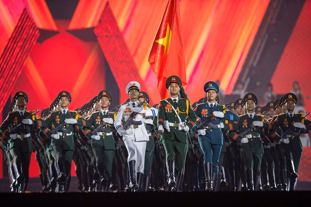 Khoảnh khắc 68 chiến sĩ tái hiện hình ảnh duyệt binh tại Quảng trường Đỏ (Moscow) gây xúc động. Ảnh: Việt Linh.