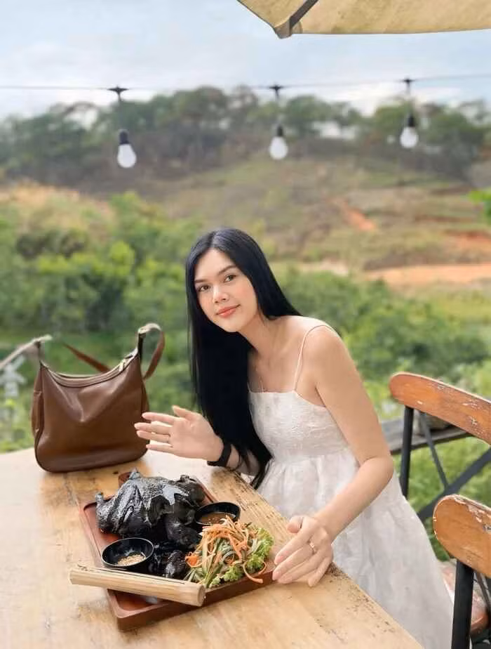 Trên các nền tảng mạng xã hội, Ngọc Trinh chỉ chia sẻ hình ảnh bản thân và công việc, hoàn toàn không nhắc đến mối quan hệ với bạn trai như trước.