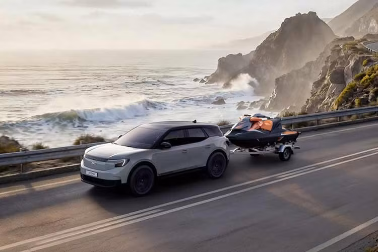 Xe còn có tính năng Reversing Assist, ghi nhớ quãng đường di chuyển gần nhất khoảng 50 m và có thể tự động đánh lái khi lùi xe ra khỏi không gian hẹp. Ngoài ra, Trained Park Assist cho phép người dùng lập trình sẵn một thao tác đỗ xe dài tới 50 m, sau đó xe có thể tự động thực hiện toàn bộ quá trình.