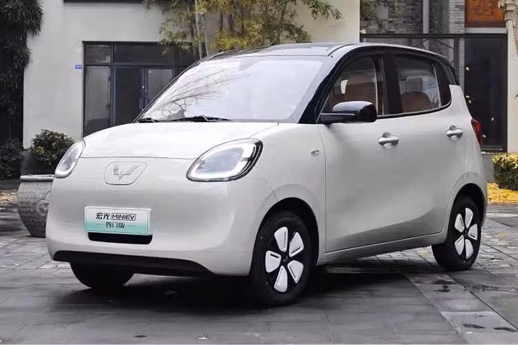 Tại thị trường Trung Quốc, Wuling Hongguang Mini EV 5 cửa có 3 bản trang bị, bao gồm Advanced, Premium và Premium+, cùng giá bán dao động từ 44.800 - 50.800 Nhân dân tệ (khoảng 157 - 178 triệu đồng). Khi về Việt Nam, xe nhiều khả năng sẽ có giá cao hơn bản 3 cửa cũ.