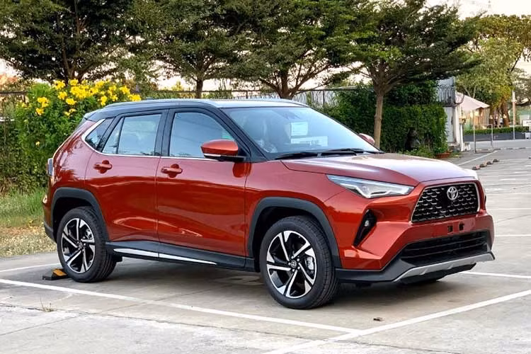 Trong khi đó, Toyota Yaris Cross hybrid hiện cũng đang được giảm 50% phí trước bạ, tương đương khoảng 37 triệu đồng. Sau ưu đãi, giá bán thực tế của mẫu SUV cỡ B này khoảng 691 triệu đồng. Yaris Cross hybrid sử dụng động cơ xăng 1.5L kết hợp mô-tơ điện, cho công suất tổng khoảng 115 mã lực. Mức tiêu thụ nhiên liệu công bố khoảng 3,56 đến 3,8 lít/100 km.