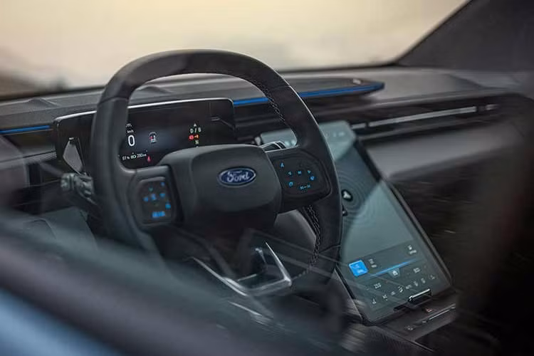 Tính năng Pro Power Onboard cho phép Explorer EV hoạt động như một nguồn điện di động, cung cấp 2,3 kW cho các thiết bị bên ngoài như laptop, đèn chiếu sáng hoặc dụng cụ điện.