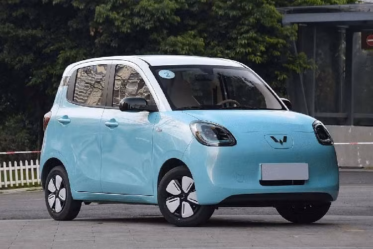 Mới đây, trên trang web chính thức của Wuling Việt Nam, mẫu ôtô điện giá rẻ Hongguang Mini EV đã lặng lẽ biến mất khỏi danh mục sản phẩm. Thay vào đó, danh mục sản phẩm của mẫu xe này chỉ còn hình ảnh của Wuling Hongguang Mini EV mới với dòng chữ "Coming soon" (tạm dịch: "Sắp ra mắt").