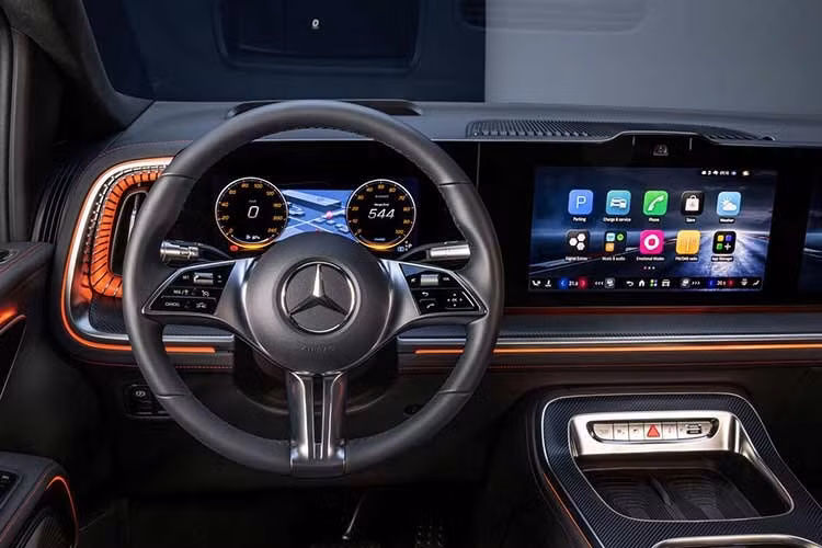 Khoang nội thất của VLE tập trung vào công nghệ và sự tiện nghi. Xe có tùy chọn MBUX Superscreen gồm bảng đồng hồ kỹ thuật số 10,25 inch, màn hình giải trí 14 inch và màn hình cho hành khách phía trước 14 inch.