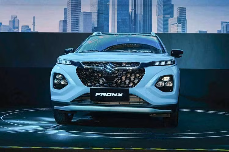 Một số mẫu xe hybrid khác tại Việt Nam cũng được áp dụng chương trình giảm giá trong tháng này. Suzuki Fronx sử dụng hệ thống mild-hybrid đang được hỗ trợ từ 50 đến 100% phí trước bạ hoặc tặng gói bảo dưỡng 5 năm tùy theo số VIN. Giá trị ưu đãi dao động từ khoảng 15 đến 70 triệu đồng.