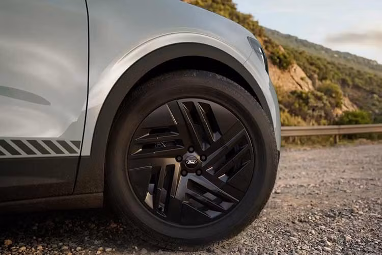 Các công nghệ mới khác gồm chế độ lái một bàn đạp (one-pedal) và hệ thống Driver State Assist giám sát trạng thái người lái. Nếu phát hiện tài xế không phản hồi, xe sẽ bật đèn cảnh báo, dừng an toàn, mở khóa cửa và gọi dịch vụ khẩn cấp.