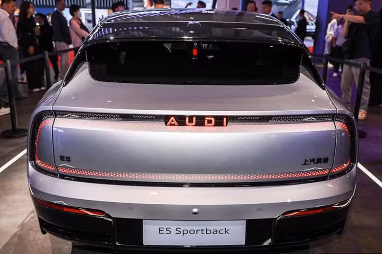 Dù vậy, vì lý do nào đó, AUDI E5 Sportback vẫn chưa chinh phục được người tiêu dùng Trung Quốc. Điều này càng gây chú ý khi Audi từng tuyên bố vào hồi tháng 9 năm ngoái rằng mẫu xe này đã nhận 10.000 đơn đặt hàng chỉ trong 30 phút mở bán. Đồng thời, mới đây, AUDI E5 Sportback còn được vinh danh là Xe của năm tại Trung Quốc.