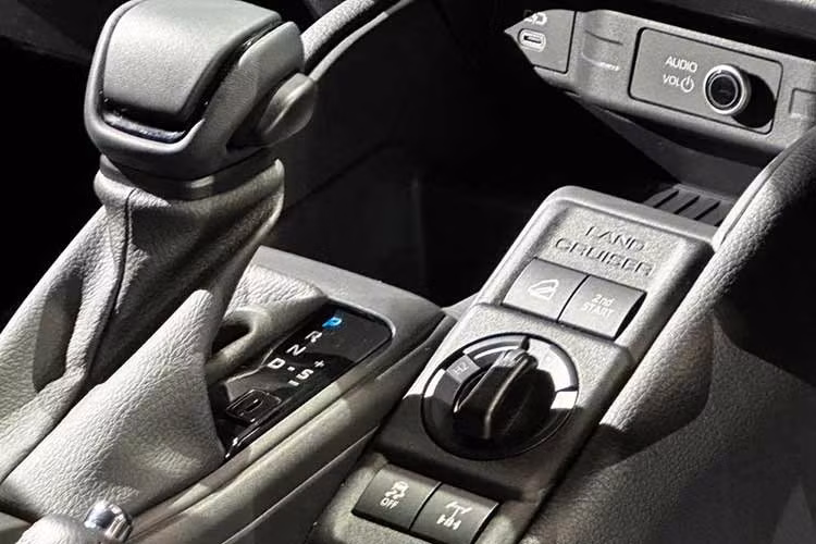 Tại Thái Lan, Land Cruiser FJ chỉ được trang bị động cơ xăng 2.7L mã 2TR-FE, chưa có tùy chọn diesel. Khối động cơ 4 xi-lanh thẳng hàng, dung tích 2.694 cc cho công suất 163 mã lực và mô-men xoắn 246 Nm, kết hợp hộp số tự động 6 cấp Super ECT và hệ dẫn động 4WD bán thời gian với các chế độ H2, H4 và L4.