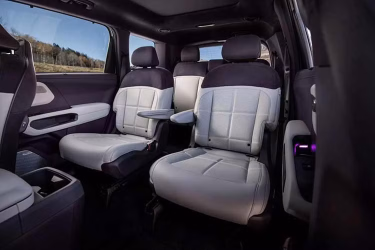 Telluride Hybrid EX là bản khởi điểm, trang bị đèn LED, mâm 18 inch, kính chắn gió trước cách âm, thanh giá nóc và cửa sổ trời. Nội thất nổi bật với cụm đồng hồ kỹ thuật số 12,3 inch, màn hình giải trí 12,3 inch, âm thanh 8 loa, ghế trước sưởi/làm mát bọc SynTex.