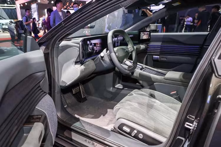 AUDI E5 Sportback đã bắt đầu được giao xe tại thị trường Trung Quốc từ tháng 8/2025 với giá niêm yết từ 235.900-319.900 Nhân dân tệ (tương đương 825 triệu đến 1,12 tỷ đồng). Trên lý thuyết, mẫu xe này hội tụ nhiều yếu tố hấp dẫn và có tiềm năng thu hút người tiêu dùng Trung Quốc vốn ngày càng ưu ái các thương hiệu nội địa hơn là các hãng xe sang phương Tây lâu đời. Tuy nhiên, thực tế lại không diễn ra như kỳ vọng.
