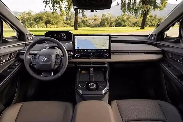 Theo Cars.com, Toyota đang triển khai các chương trình ưu đãi khá mạnh tay. Khách mua xe SUV điện bZ Woodland 2026 được nhận 5.000 USD tiền mặt, trong khi khách thuê xe được hỗ trợ 6.500 USD.