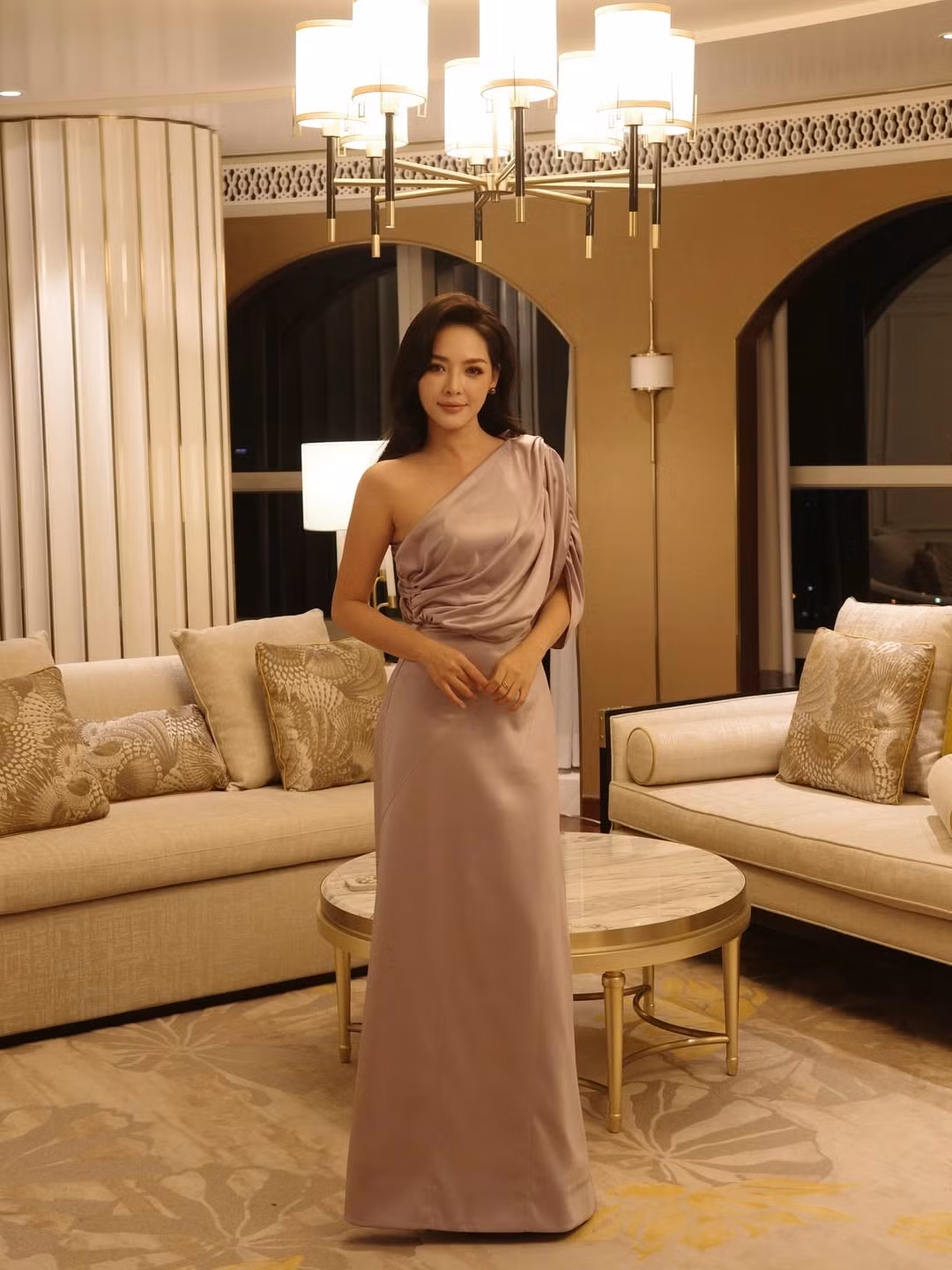 Trong từng bức ảnh, Thanh Quỳnh khi thì nghiêng đầu cười nhẹ, khi lại ánh mắt sâu lắng, tạo nên cảm giác vừa gần gũi vừa đầy khí chất.