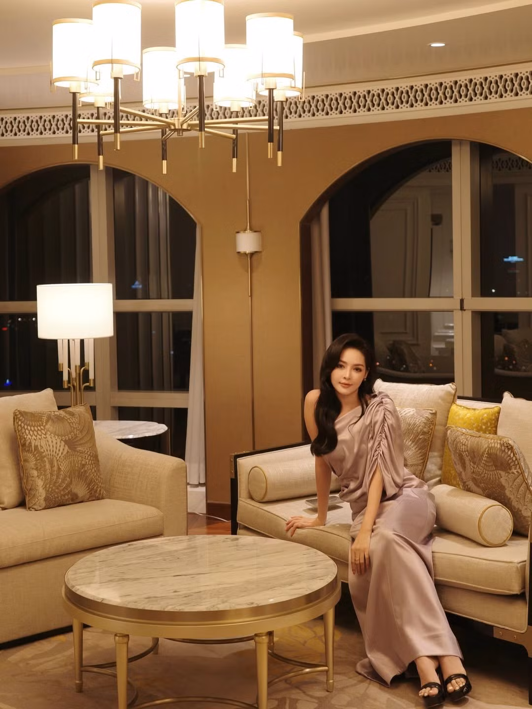 Bộ trang phục lụa mềm rủ với thiết kế lệch vai giúp Thanh Quỳnh khoe trọn bờ vai thon cùng vóc dáng thanh mảnh. Mái tóc dài uốn nhẹ, buông xõa tự nhiên kết hợp với lối trang điểm tông nude sang trọng càng làm nổi bật thần thái cuốn hút.