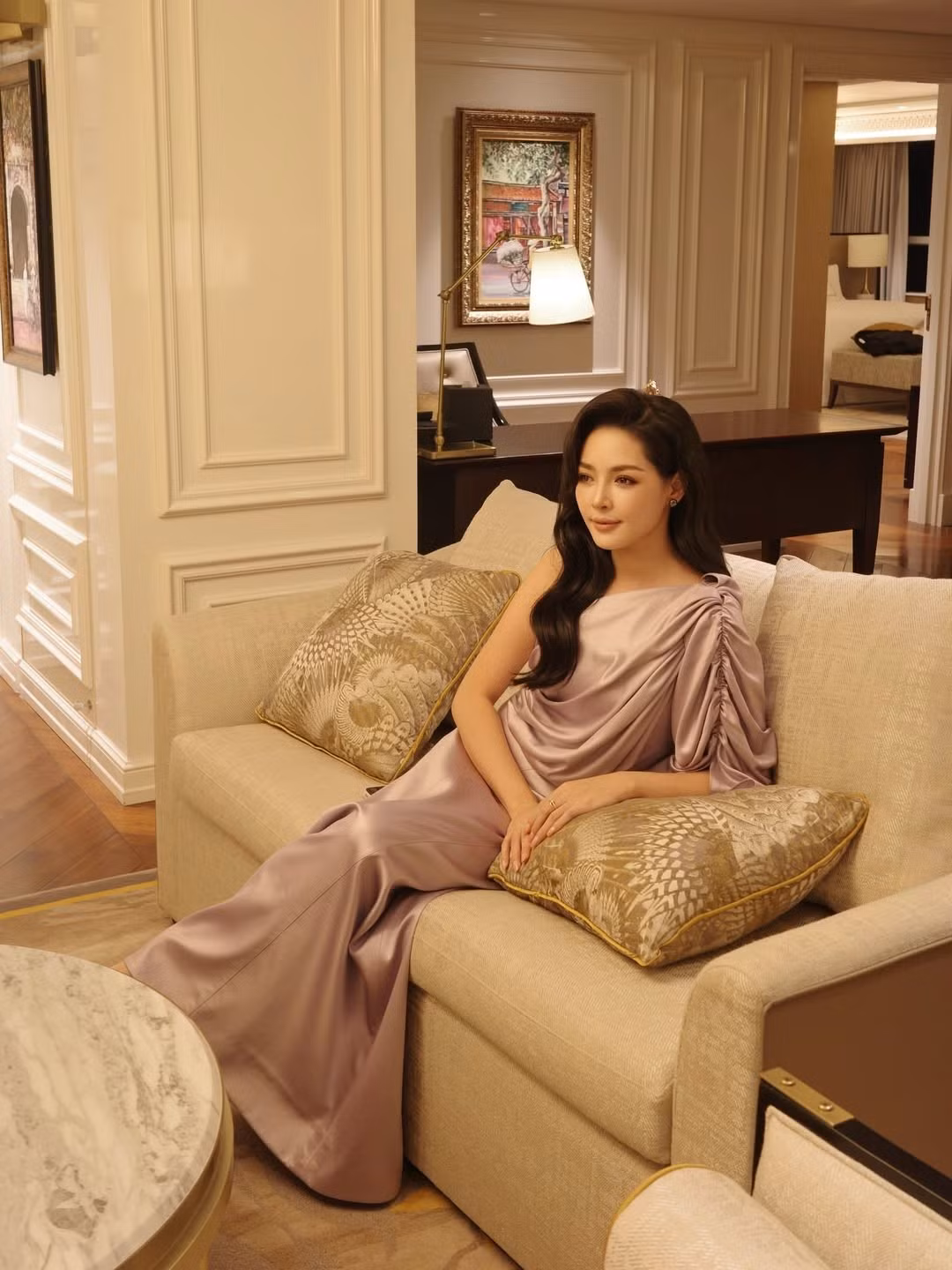 Xuất hiện trong bộ ảnh mới với chiếc váy lụa ánh tím sang trọng, Vũ Thanh Quỳnh tiếp tục khiến cộng đồng mạng phải trầm trồ vì nhan sắc ngày càng thăng hạng.