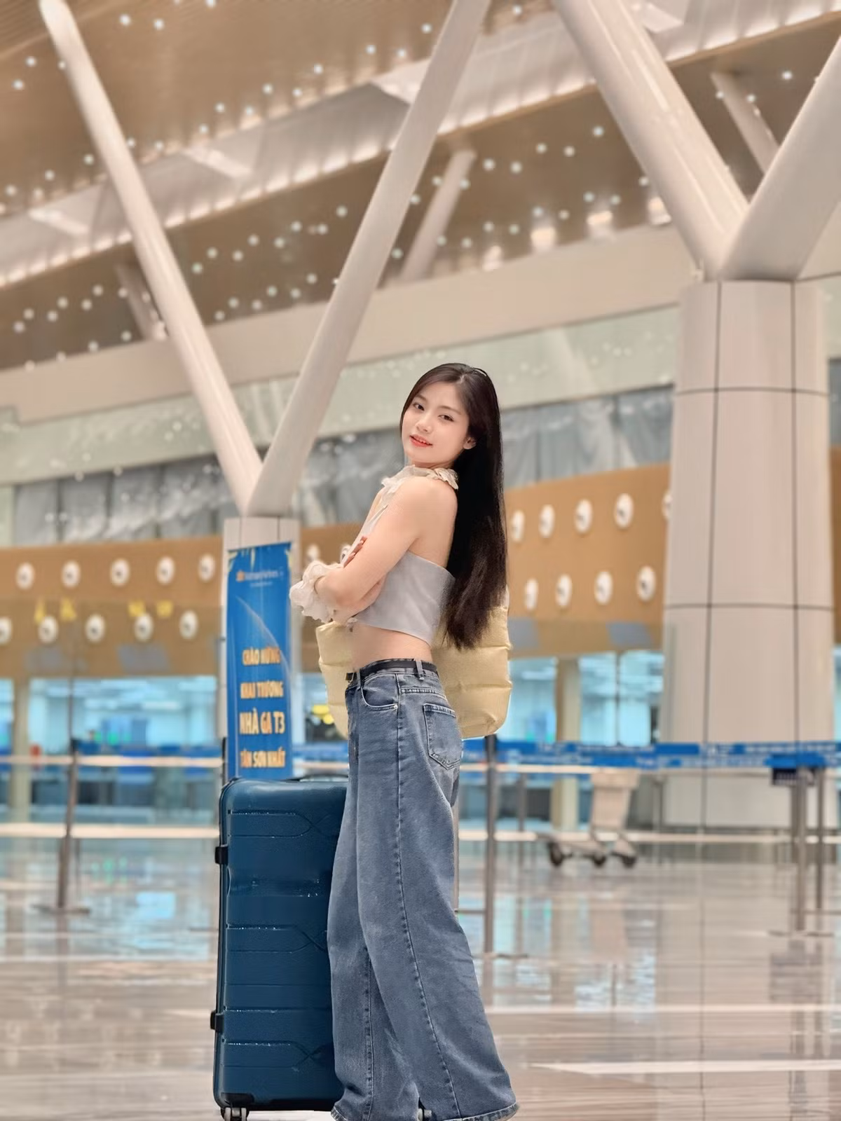 Nam Phương tên đầy đủ là Nguyễn Bùi Nam Phương sinh ngày 25/2/1999 tại Thành phố Hồ Chí Minh, cô nàng hiện đang là sinh viên K13 khoa Ngoại ngữ Trường Đại học Công nghiệp TP Hồ Chí Minh.