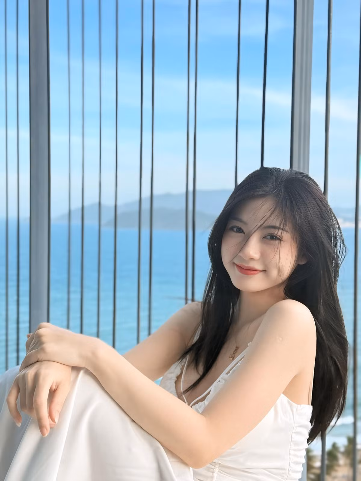 Nam Phương sở hữu một gương mặt với những đường nét vô cùng thanh tú, đậm nét Á Đông, cùng mái tóc đen dài thả buông thướt tha, khỏi phải nói cô bạn này đã “cướp” ánh nhìn của người khác như thế nào.