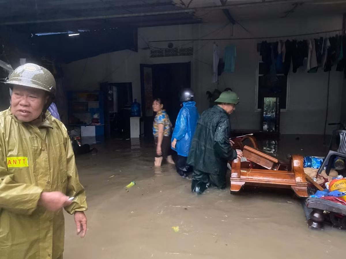 Theo cơ quan khí tượng thủy văn, do ảnh hưởng của vùng hội tụ gió trên cao, ngày 19/5, Quảng Ninh tiếp tục có mưa vừa đến mưa to, có nơi mưa rất to kèm giông. Lượng mưa phổ biến từ 70-150 mm, một số khu vực có thể vượt 200 mm.