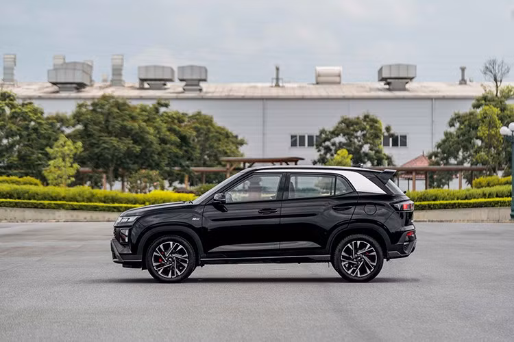 Mẫu xe SUV Hyundai Creta 2025 mới với thiết kế lột xác theo ngôn ngữ "Thể thao gợi cảm” – Sensuous Sportiness, mang thông điệp "Undisputed. Ultimate." – “Đẳng cấp khẳng định vị thế” hứa hẹn sẽ tiếp tục dẫn đầu phân khúc B-SUV tại Việt Nam. Xe được sản xuất tại nhà máy Hyundai Thành Công số 2 (HTMV 2) trên dây chuyền sản xuất và quản lí chất lượng theo tiêu chuẩn Hyundai toàn cầu.