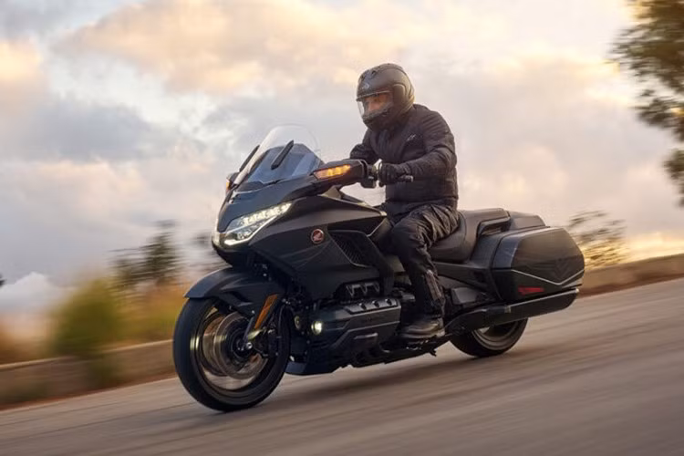 Gold Wing là mẫu mô tô hiếm hoi được trang bị túi khí (airbag), giúp giảm thiểu tác động trong trường hợp va chạm từ phía trước. Dung tích bình xăng 21 lít kết hợp mức tiêu thụ nhiên liệu lý tưởng 5,73 lít/100 km giúp người dùng an tâm tận hưởng những hành trình dài mà không phải lo lắng quá nhiều về tiếp nhiên liệu.