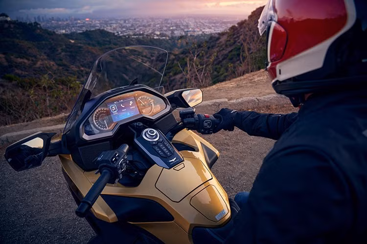 Gold Wing 2025 được thiết kế với phong cách đặc trưng của một mẫu xe touring hiện đại, mọi chi tiết đều phục vụ cho mục tiêu tối ưu hóa trải nghiệm đường trường. Khung sườn đôi bằng nhôm đúc mang lại độ cứng cáp vượt trội, kết hợp với hệ thống treo thanh giằng kép phía trước và giảm xóc điện tử, đảm bảo độ ổn định và êm ái ngay cả trên những địa hình khó.