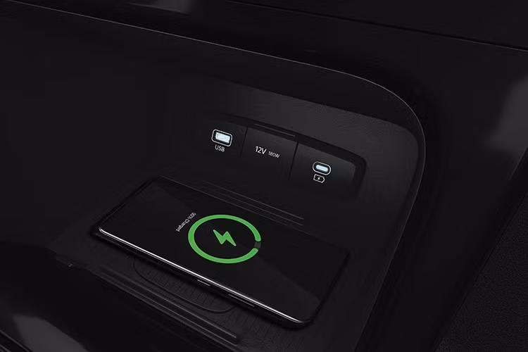 Xe được trang bị Drive Mode 4 chế độ: Eco (tiết kiệm) – Normal (Thông thường) – Sport (thể thao), Smart (thông minh) với những tuỳ chỉnh ở chân ga, hộp số,… giúp cảm giác vận hành trở nên thoải mái và phù hợp với từng điều kiện tham gia giao thông. Đồng thời, xe cũng được bổ sung 3 chế độ địa hình Terrain Mode: Snow (Tuyết), Sand (Cát), Mud (Bùn đất) nhằm tăng cường khả năng vận hành khi gặp điều kiện bất lợi.