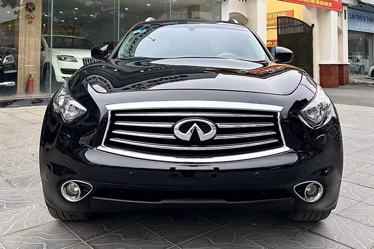 Ngoại thất của xe còn khá mới, bộ mâm hợp kim 21 inch sáng bóng, chưa có dấu hiệu xuống cấp dù có khả năng đã được “spa” kỹ lưỡng. Nội thất cũng giữ được tình trạng tốt với tông màu be sang trọng kết hợp ốp kim loại.