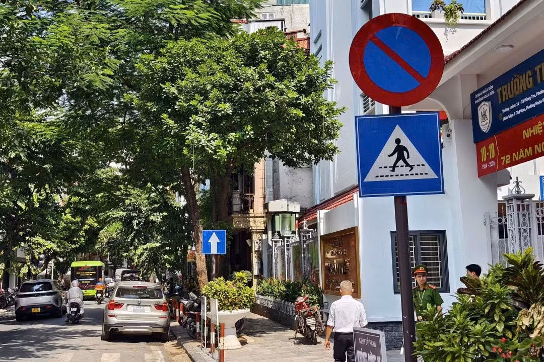 Tình trạng ô tô dừng, đỗ không đúng quy định tại khu vực phố cổ Hà Nội tiếp tục được lực lượng chức năng tăng cường kiểm tra, xử lý. Theo thông tin đăng tải trên An ninh Thủ đô, thông qua sử dụng camera nghiệp vụ, lực lượng Cảnh sát giao thông đã ghi nhận gần 50 trường hợp xe dừng, đỗ vi phạm tại khu vực này.