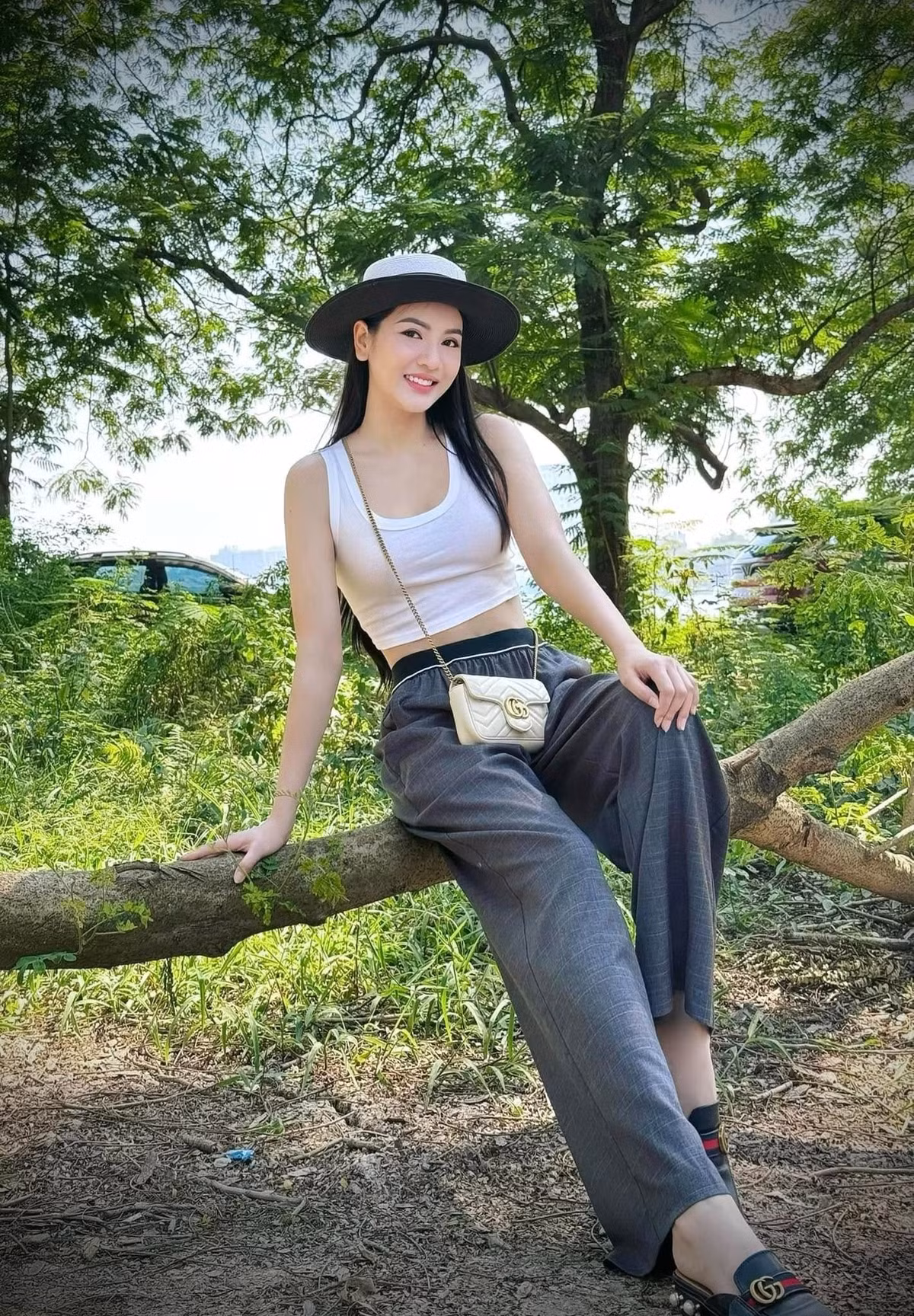 Khi không mặc quân phục, Mai Ly giống như mọi phụ nữ khác yêu thích thời trang và làm đẹp. Phong cách đời thường của cô thiên về nữ tính, thanh lịch và thời thượng. Chiều cao 1,7 m cùng thân hình cân đối giúp cô tỏa sáng trong mọi bộ cánh. Ảnh sử dụng trong bài: Facebook nhân vật, Znews, Tiền Phong.