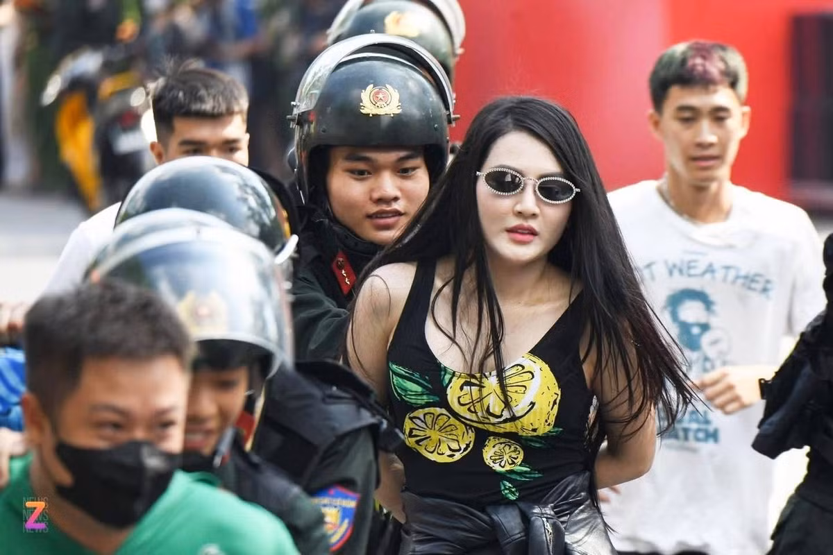 Bỏ qua bộ đồ "cháy nhất phố", cô gái nổi bật nhờ ngoại hình xuất sắc, từ gương mặt, làn da đến vóc dáng. Những hình ảnh về cô ngay lập tức được chia sẻ rộng rãi và trở thành chủ đề nóng trên mạng xã hội trên mạng xã hội. Ảnh: Znews