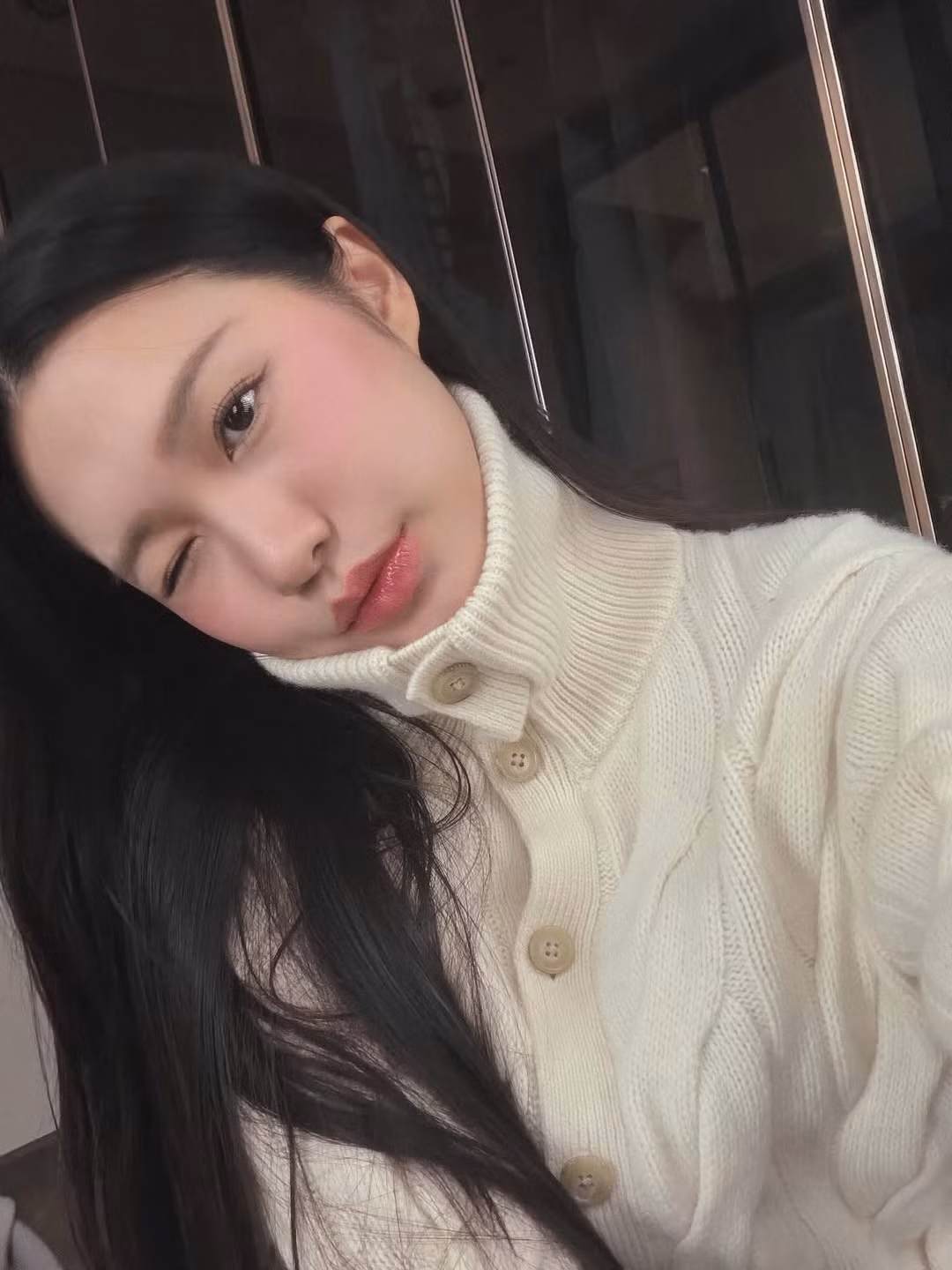 Với mái tóc đen dài suôn mượt buông xõa tự nhiên, cùng ánh nhìn dịu dàng và cử chỉ chạm nhẹ vào má, Doãn Hải My toát lên vẻ đẹp chuẩn "nàng thơ" giữa không gian quán cà phê ấm cúng.