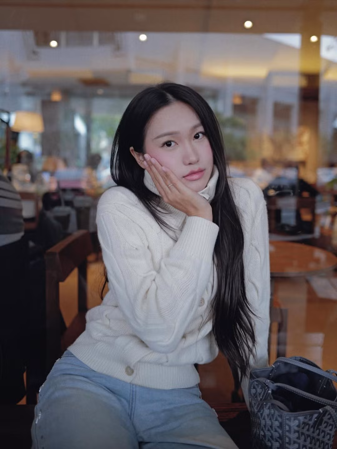 Trong loạt ảnh được chia sẻ, Doãn Hải My khoe trọn vẻ đẹp thanh lịch và dịu dàng, rất phù hợp với không khí mùa đông.