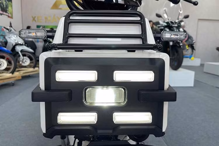 Phần đầu của Honda Square X125 2026 là điểm dễ nhận biết nhất với cụm đèn đặt trong một khối hộp lớn, phía ngoài có thêm khung kim loại bảo vệ. Các dải LED được bố trí theo dạng thanh ngang, mang phong cách gần với xe địa hình hơn là xe đô thị.