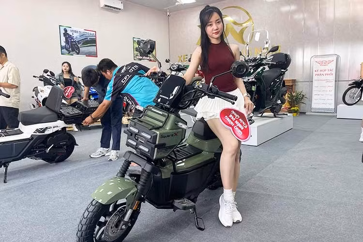Mẫu xe tay ga nhập khẩu Honda Square X125 được chốt giá bán 88 triệu đồng. Đây là mức giá tương đương Honda SH125i hay Honda Super Cub C125 - những mẫu xe máy được Honda phân phối chính hãng tại Việt Nam. Tuy nhiên, do kiểu dáng dị biệt, độc lạ, thực tế mẫu xe không có đối thủ cạnh tranh trực tiếp và chỉ đành cho dân chơi muốn thể hiện chất riêng.