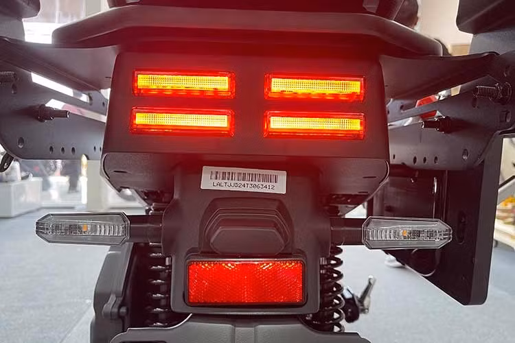 Phiên bản được đưa về Việt Nam là bản ABS với phanh đĩa trước/sau và hệ thống chống bó cứng phanh hai kênh. Kết hợp với khoảng sáng gầm hơn 160 mm và lốp dạng địa hình, xe có thể vận hành trên nhiều điều kiện mặt đường khác nhau, dù không phải là mẫu chuyên off-road.
