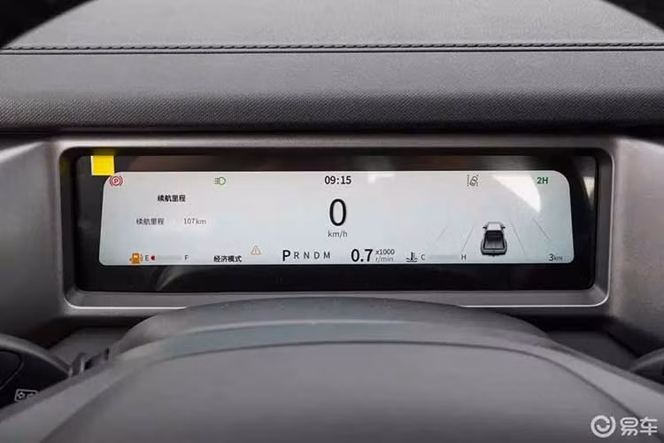 Chery Rely R08 Pro 2026 sử dụng động cơ diesel 4 xi-lanh, tăng áp, dung tích 2.3L, cho mô-men xoắn cực đại 420 Nm từ vòng tua 1.500 vòng/phút, kết hợp với hộp số tự động 8 cấp của ZF. Hệ dẫn động 4 bánh bán thời gian BorgWarner hỗ trợ các chế độ 2H, 4H và 4L, cùng khóa vi sai trước/sau.