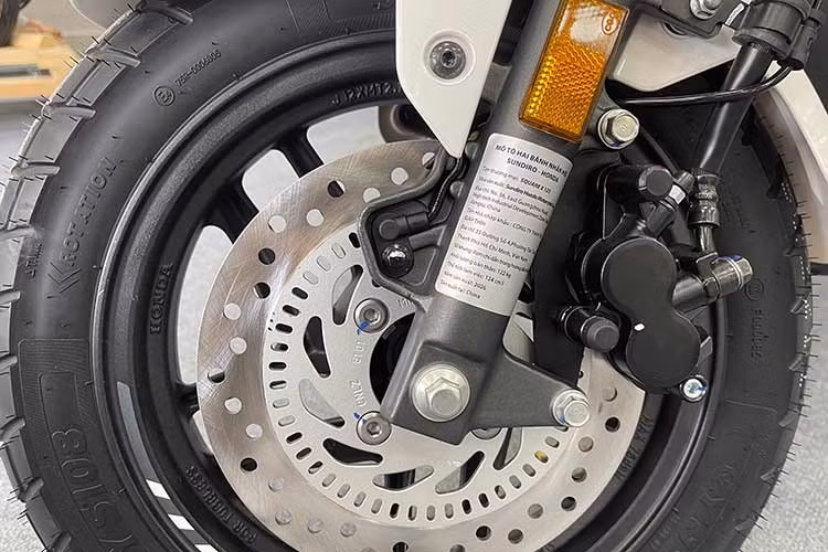 Bánh trước của Honda Square X125 tại Việt Nam dùng mâm đúc kích thước 12 inch. Giảm xóc trước dạng phuộc ống lồng, có sẵn ruột cao su bảo vệ, ngăn bụi. Mâm sau đường kính 10 inch, giảm xóc sau dạng lò xo đôi.