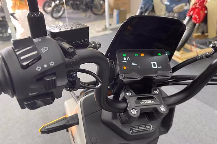 Phần đầu xe của Honda Square X125, nơi có sự xuất hiện của cụm màn hình tốc độ màu kích thước 5 inch. Cùm công tắc của Honda Square X125. Mẫu xe tay ga có nút công tắc passing, nút kích hoạt đèn hazard. Các tiện ích đáng chú ý như khóa thông minh smartkey, cổng sạc thiết bị di động...
