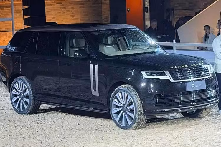Range Rover SV 2026 bản Bính Ngọ vốn lấy cảm hứng thiết kế từ tác phẩm “Bôn Mã đồ” của danh họa Từ Bi Hồng. Mẫu xe này tiếp tục duy trì ngôn ngữ thiết kế đặc trưng của dòng Range Rover với thân xe thẳng thớm, đường chân kính cao và giữ nguyên dáng vẻ bề thế của SUV đầu bảng. Những thay đổi trọng tâm tập trung vào vật liệu và kỹ nghệ hoàn thiện.