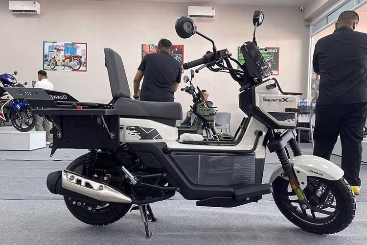 Honda Square X125 2026 có thiết kế vuông vức dạng hộp, khá khác biệt so với các mẫu xe ta ga trên thị trường hiện nay. Các kích thước dài x rộng x cao của xe lần lượt 1.781 x 778 x 1.107 mm, khoảng sáng gầm đến 161 mm. Ngay khi mới xuất hiện, nó đã nhanh chóng thu hút sự quan tâm của nhiều người dùng.
