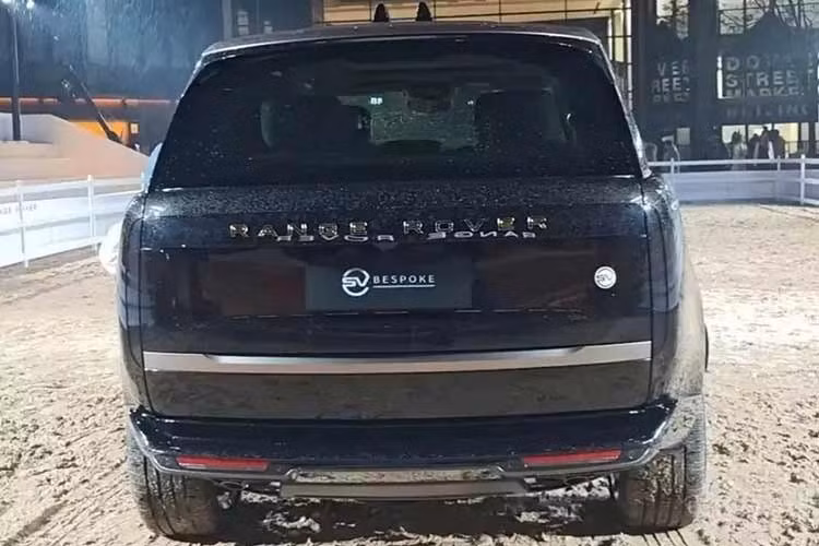Theo đó, phần đầu xe của Range Rover SV phiên bản Bính Ngọ nổi bật với logo chế tác từ vàng nguyên chất 24K, nhấn mạnh giá trị nhận diện thông qua vật liệu cao cấp thay vì thay đổi cấu trúc thiết kế. Các huy hiệu chữ “Ngọ” chế tác bằng vàng 24K cũng xuất hiện trên lưới tản nhiệt và chắn bùn trước.