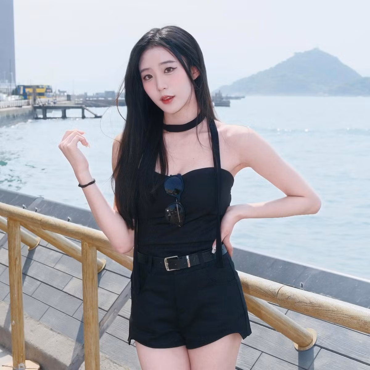 Sự việc nổ ra khi tài khoản Instagram của nàng hot girl đột ngột chuyển sang chế độ riêng tư. Ảnh đại diện biến mất. Kho mục nổi bật trống trơn, cùng hàng loạt bài đăng bị ẩn đi