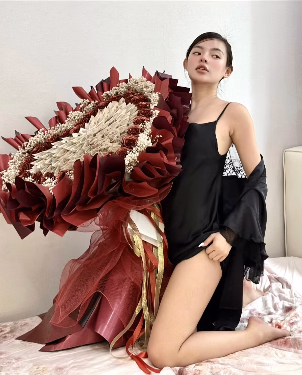 Võ Thị Ngọc Quỳnh hay Na thỏ là nữ idol streamer nổi tiếng cõi mạng. Cô gây ấn tượng với khán giả không chỉ bởi ngoại hình bắt mắt mà còn bởi gu thời trang đỉnh cao, luôn là người dẫn đầu xu hướng trong giới trẻ.