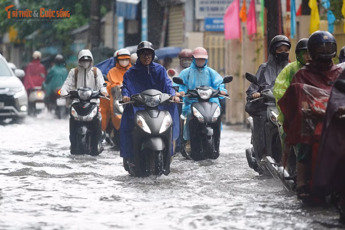 Nước ngập khiến các phương tiện di chuyển khó khăn.