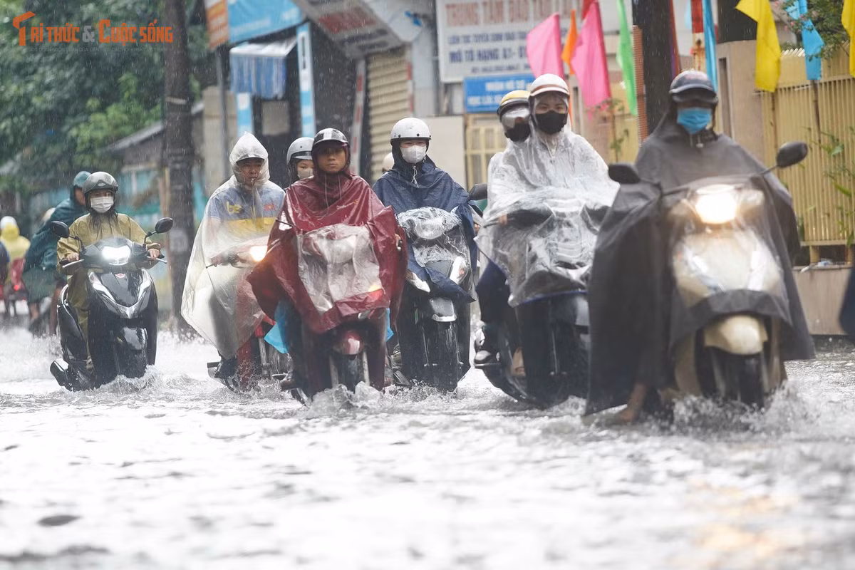 Trong điều kiện nhiều tuyến cùng lúc gặp vấn đề, người đi làm phải chủ động lựa chọn lộ trình, dự phòng thêm thời gian và tránh những đoạn nước sâu.
